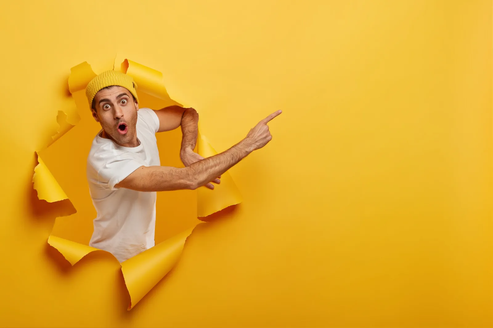 Persona con fondo amarillo señalando